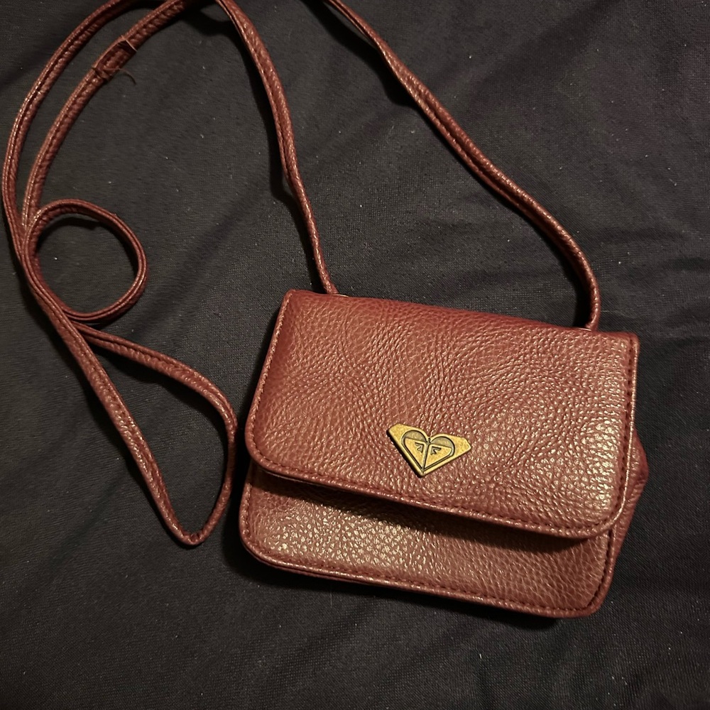 vintage-style Roxy pebbled crossbody bag in a dark red or burgundy color